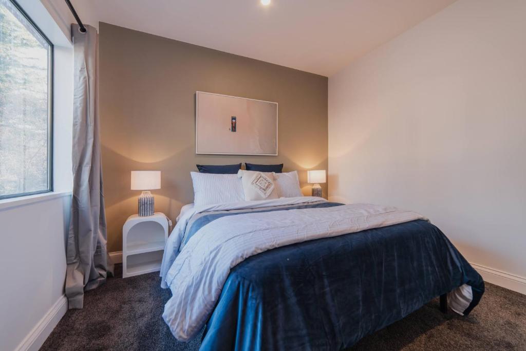 Galaxy 3BR Modern Home with Fireplace Outdoor Spa - Resim 12