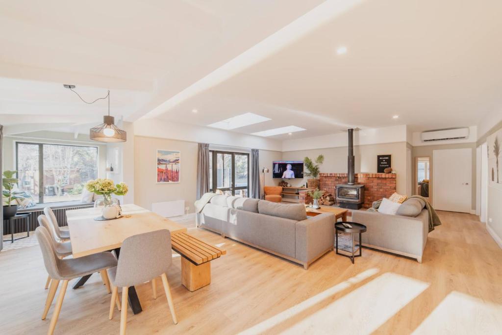 Galaxy 3BR Modern Home with Fireplace Outdoor Spa - Resim 15