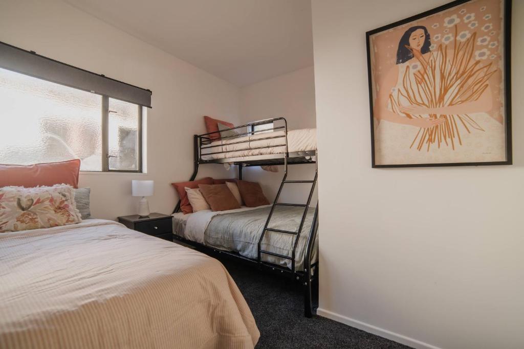 Galaxy 3BR Modern Home with Fireplace Outdoor Spa - Resim 14