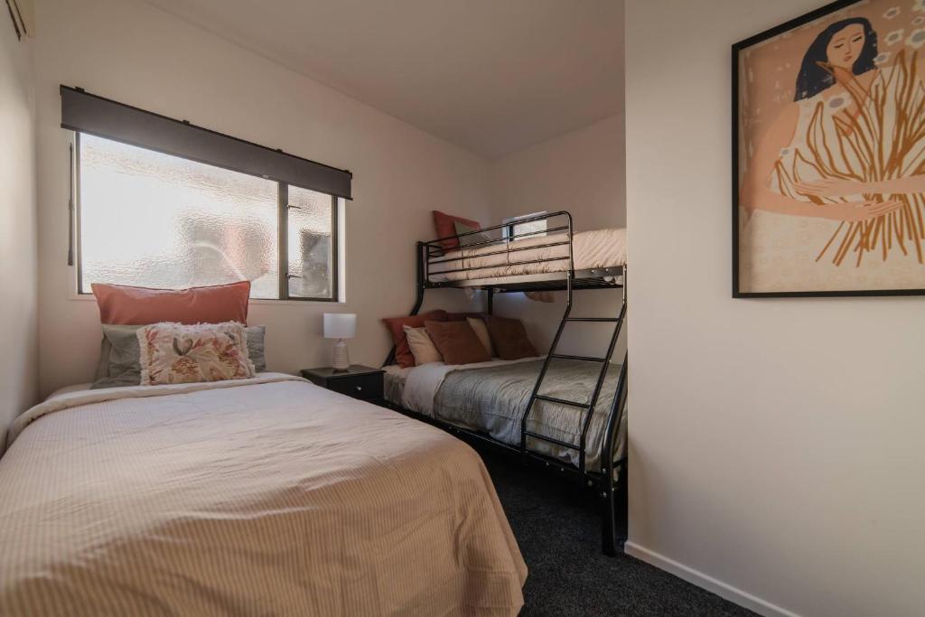 Galaxy 3BR Modern Home with Fireplace Outdoor Spa - Resim 19