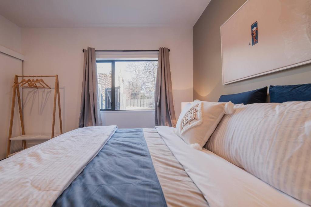 Galaxy 3BR Modern Home with Fireplace Outdoor Spa - Resim 22