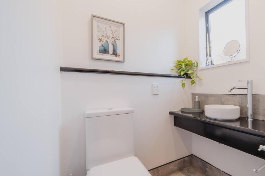 Galaxy 3BR Modern Home with Fireplace Outdoor Spa - Resim 23