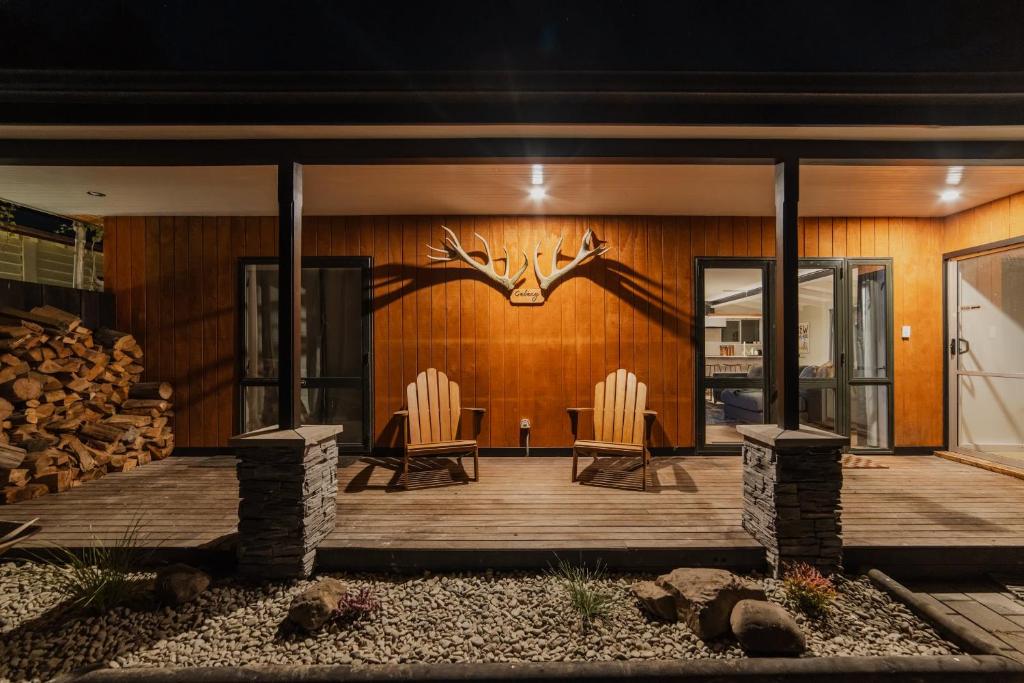 Galaxy 3BR Modern Home with Fireplace Outdoor Spa - Resim 18