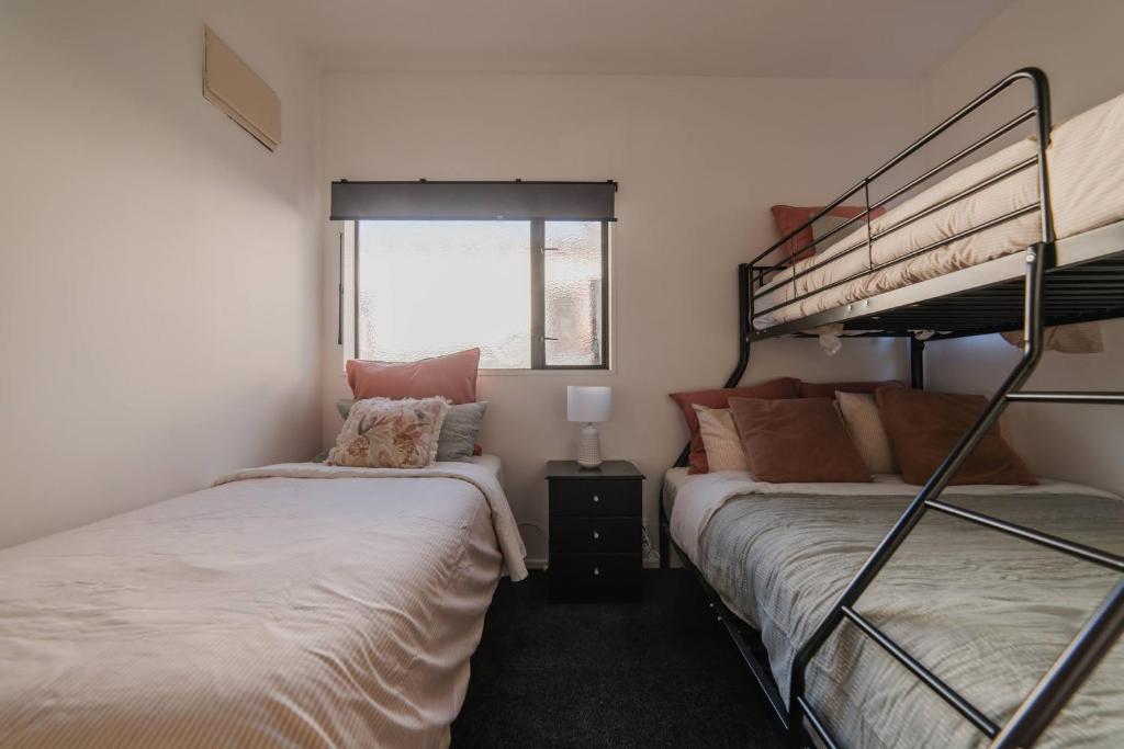 Galaxy 3BR Modern Home with Fireplace Outdoor Spa - Resim 20