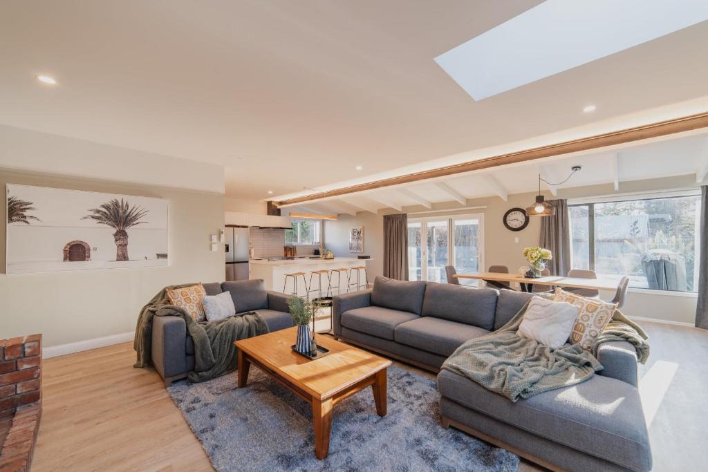 Galaxy 3BR Modern Home with Fireplace Outdoor Spa - Resim 25