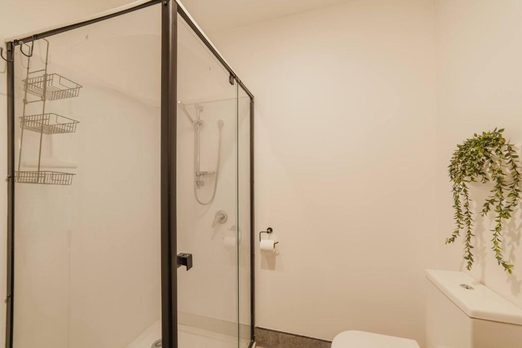 Galaxy 3BR Modern Home with Fireplace Outdoor Spa - Resim 27