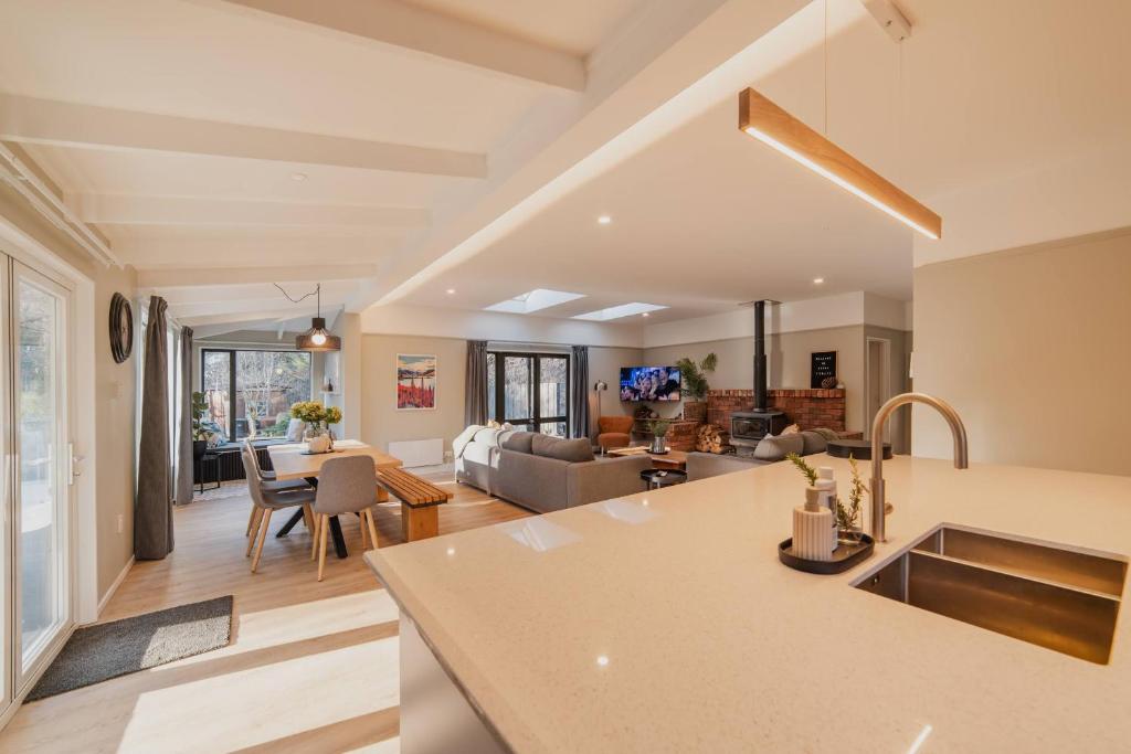 Galaxy 3BR Modern Home with Fireplace Outdoor Spa - Resim 34