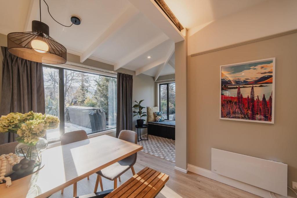 Galaxy 3BR Modern Home with Fireplace Outdoor Spa - Resim 29