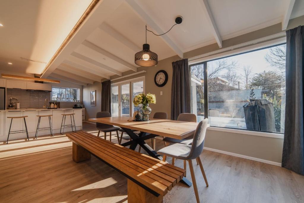 Galaxy 3BR Modern Home with Fireplace Outdoor Spa - Resim 33