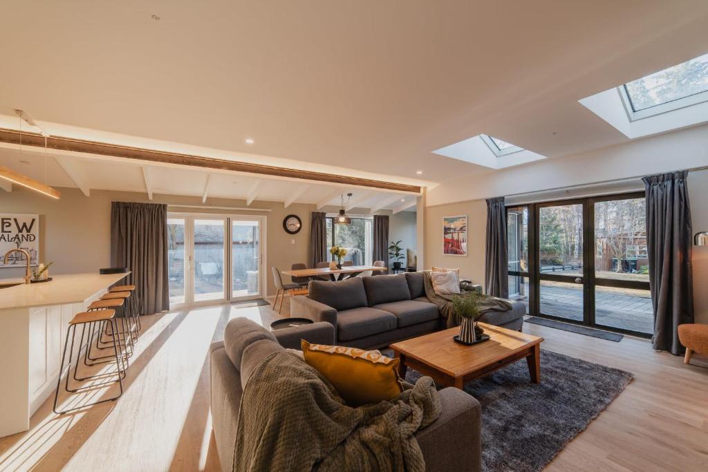 Galaxy 3BR Modern Home with Fireplace Outdoor Spa - Resim 37