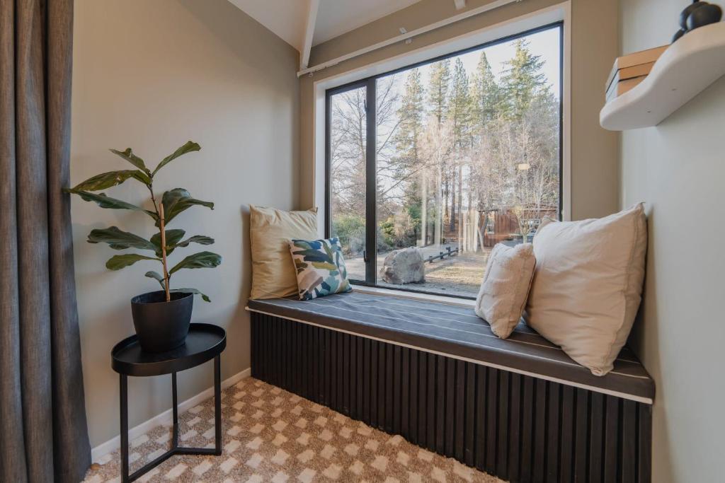 Galaxy 3BR Modern Home with Fireplace Outdoor Spa - Resim 39