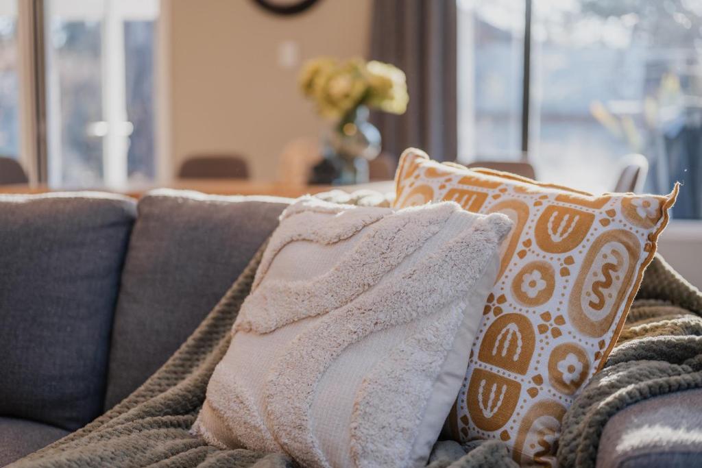 Galaxy 3BR Modern Home with Fireplace Outdoor Spa - Resim 44