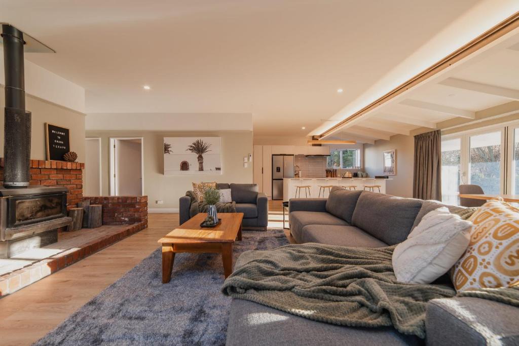 Galaxy 3BR Modern Home with Fireplace Outdoor Spa - Resim 42