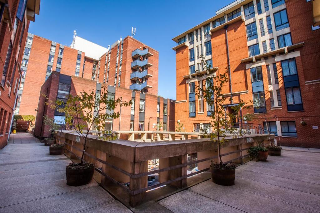 una fila de edificios con macetas en un patio en LSE Rosebery Hall, en Londres