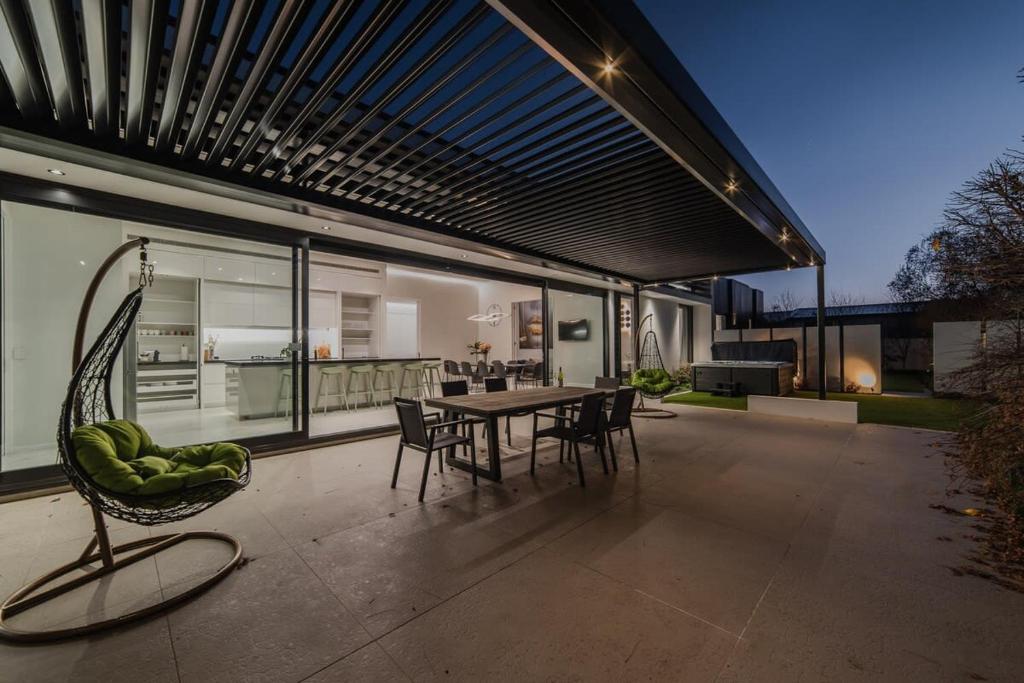How the 1percent Live - Waiwetu St Sleeps 15 - Housity