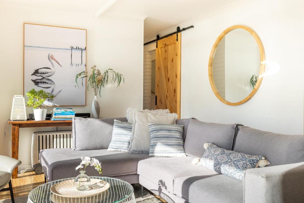 Posezení v ubytování Villa Ellisa 4 beautiful unit with beautiful water views at Little Beach