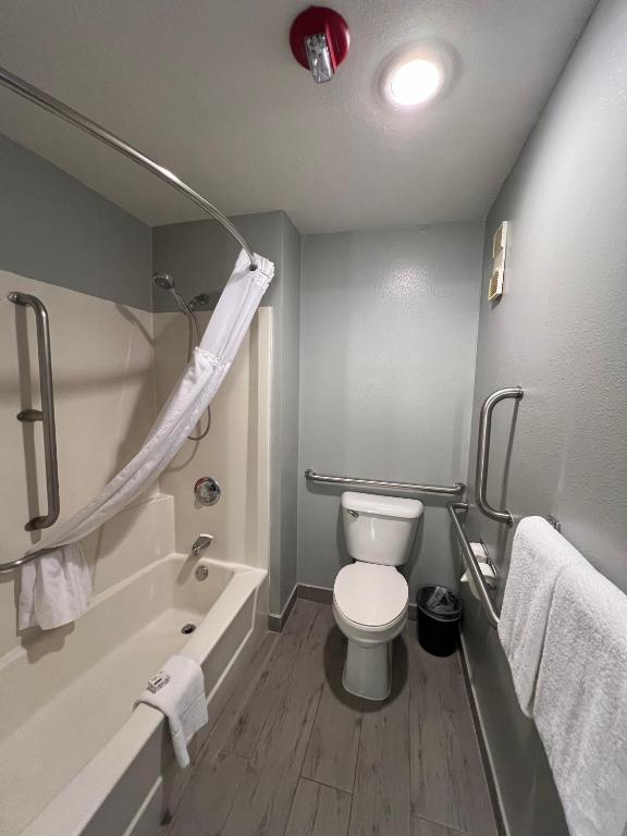 AmericInn by Wyndham Glendale Milwaukee photo