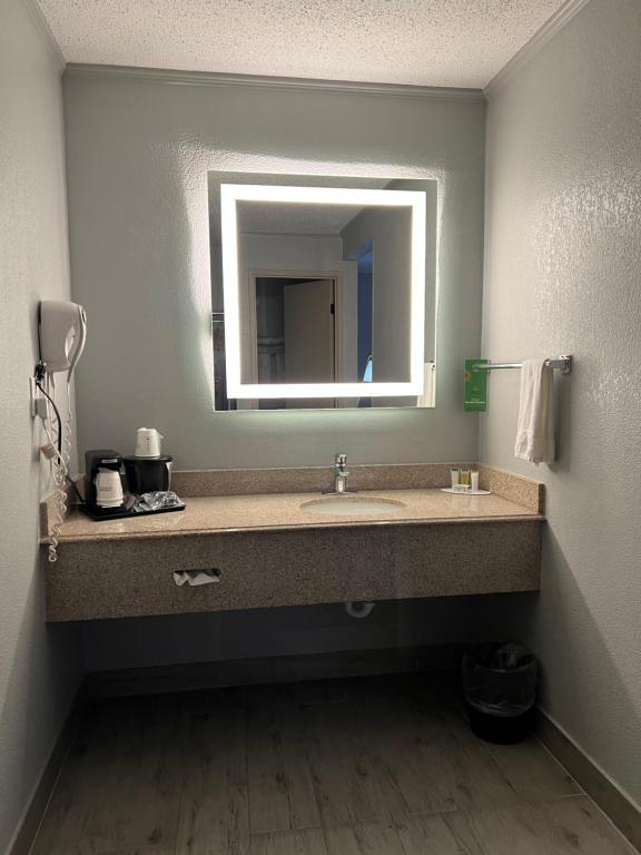 AmericInn by Wyndham Glendale Milwaukee photo