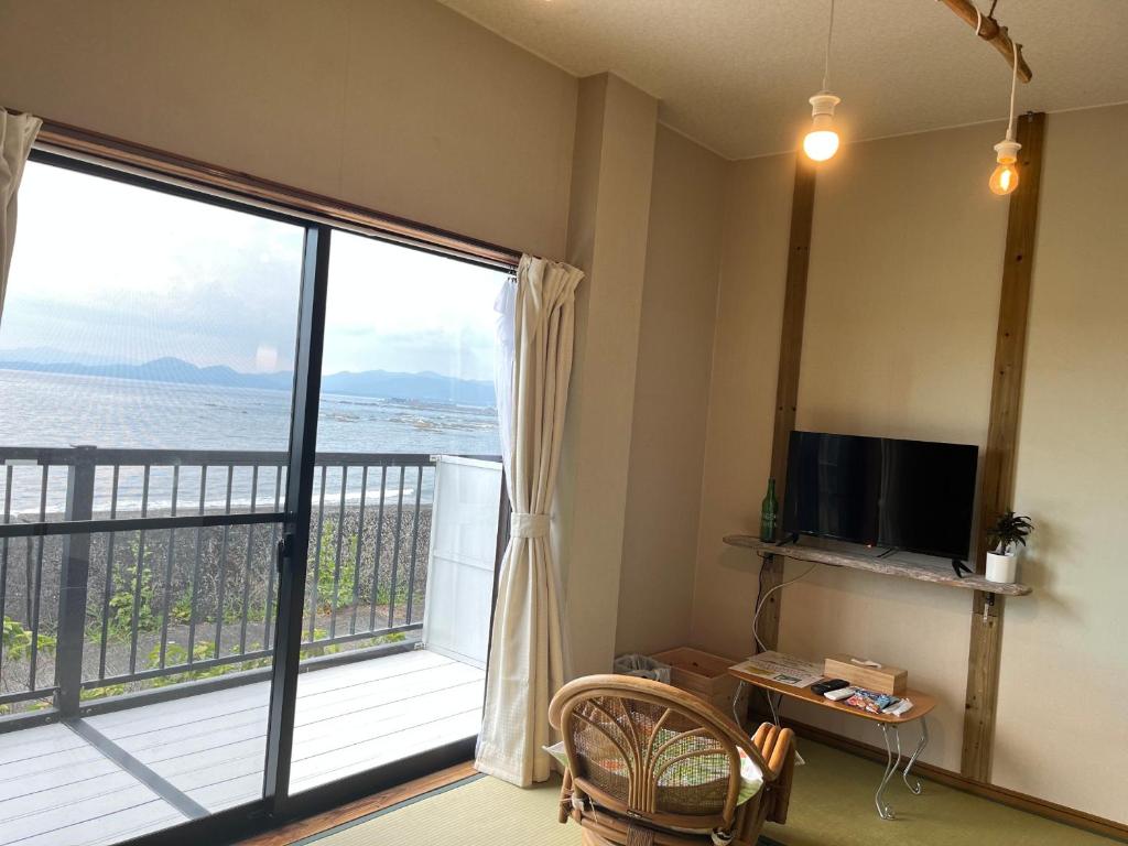 TV a/nebo společenská místnost v ubytování 民宿たかはま Takahama Guest house