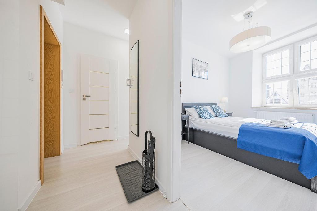 Gdansk Apartments - One-Bedroom Apartment With Rivier View