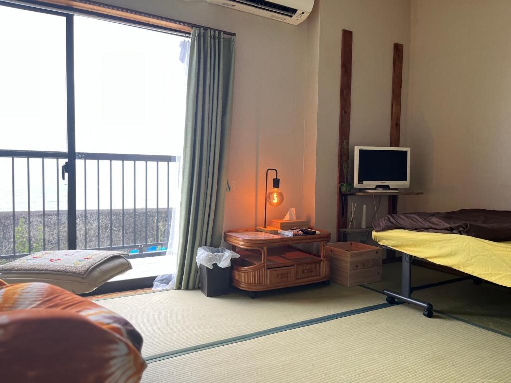 TV a/nebo společenská místnost v ubytování 民宿たかはま Takahama Guest house