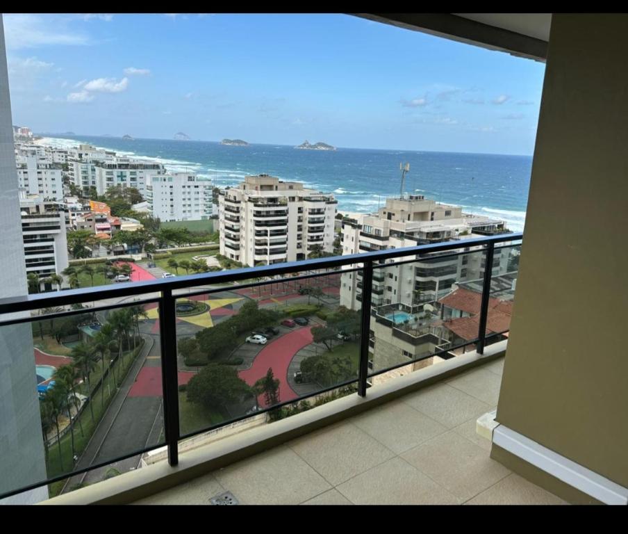 Hotel Apartamento de frente para praia, a balcony with a view of the ocean and buildings at Apartamento de frente para praia in Rio de Janeiro