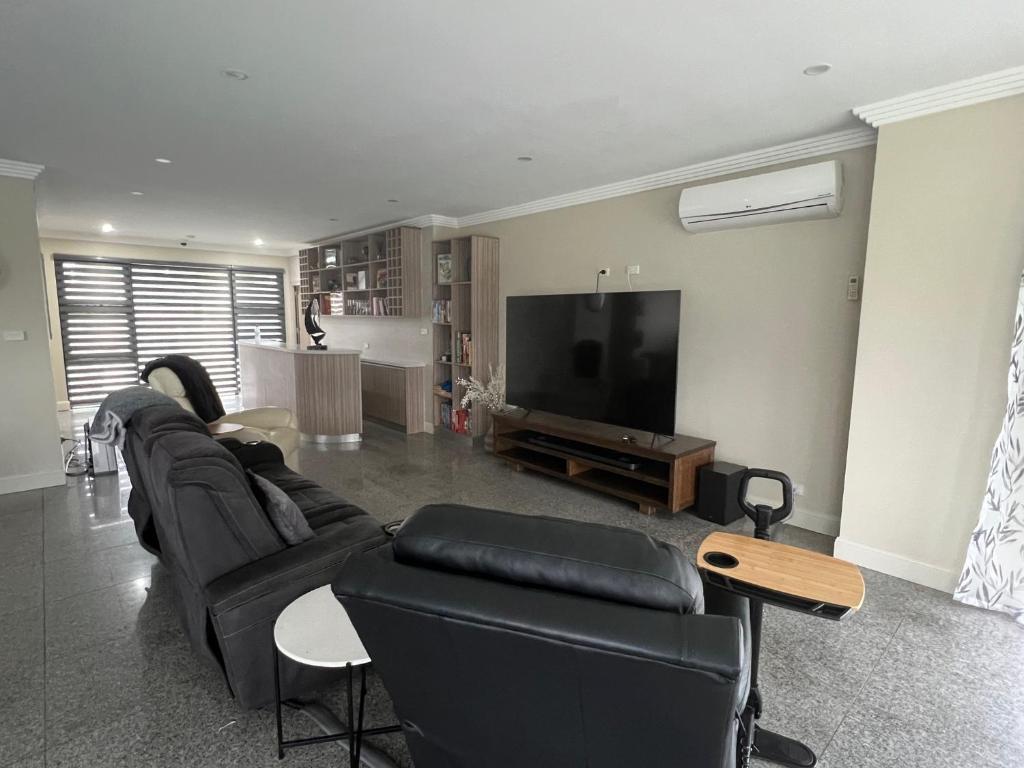 TV a/nebo společenská místnost v ubytování Lake Macquarie Manor