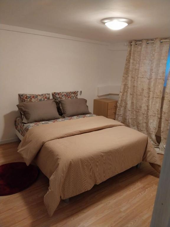 une chambre avec un lit dans une pièce dans l'établissement Zoe 3 Chambres d'hôtes, à Savigny-sur-Orge