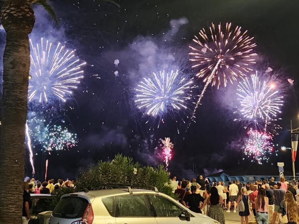 Une foule de gens qui regardent les feux d'artifice dans l'établissement Modern Cozy studio SEW VIEW, à Fréjus