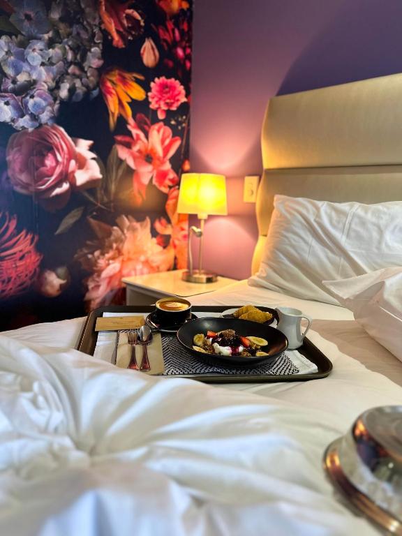 Postel nebo postele na pokoji v ubytování Tides Hotel