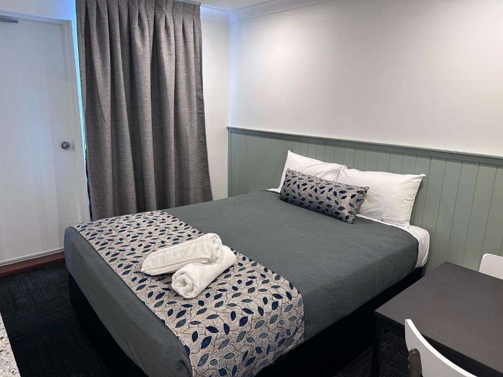 Postel nebo postele na pokoji v ubytování Surf Beach Motel Newcastle
