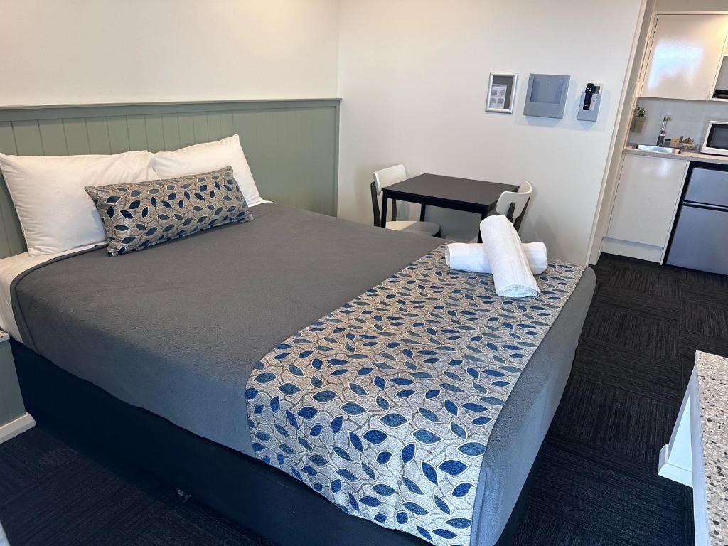 Postel nebo postele na pokoji v ubytování Surf Beach Motel Newcastle