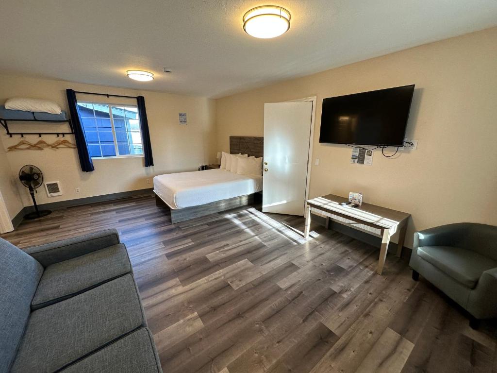 TV a/nebo společenská místnost v ubytování Coastal Inn and Suites
