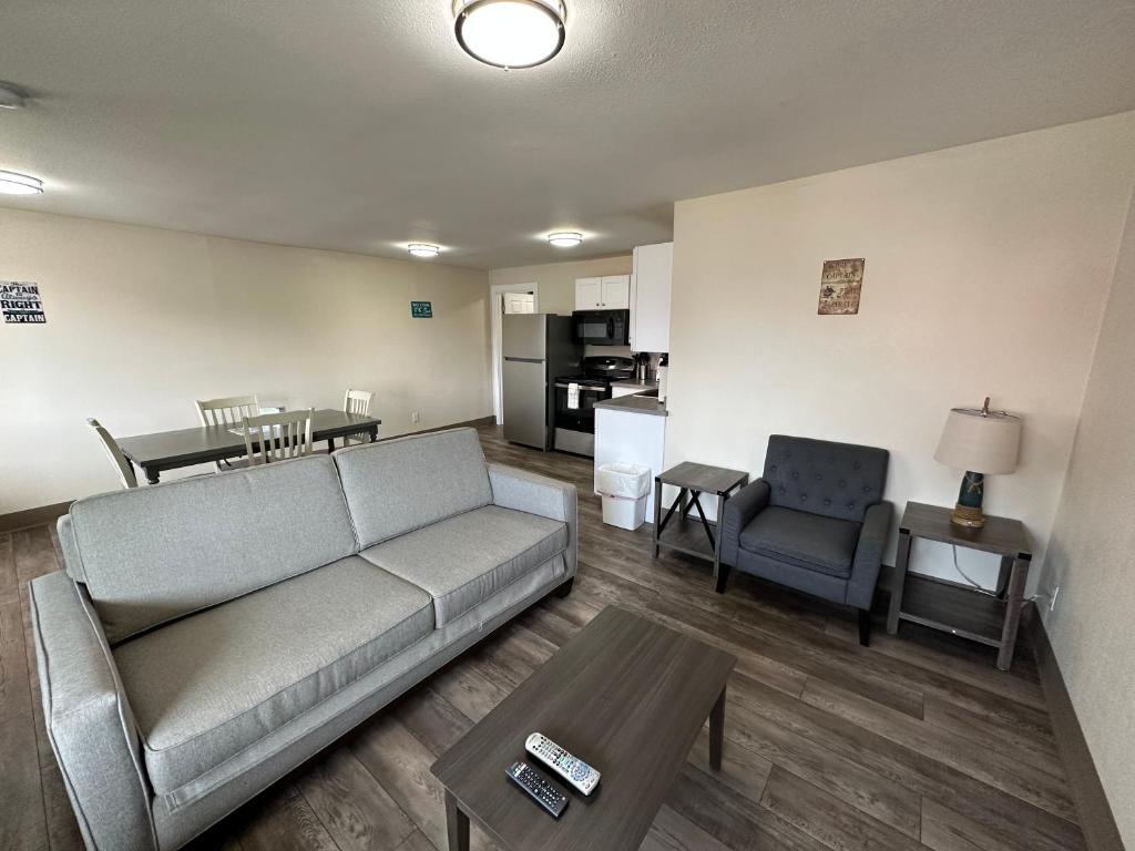 Kuchyň nebo kuchyňský kout v ubytování Coastal Inn and Suites