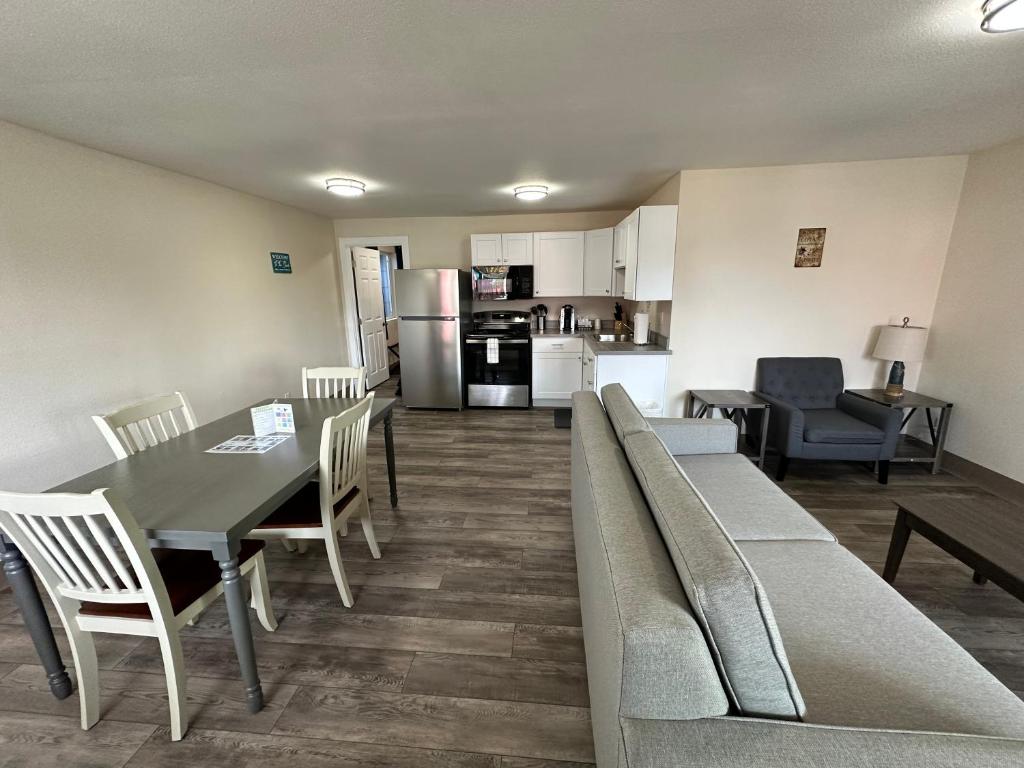 Kuchyň nebo kuchyňský kout v ubytování Coastal Inn and Suites