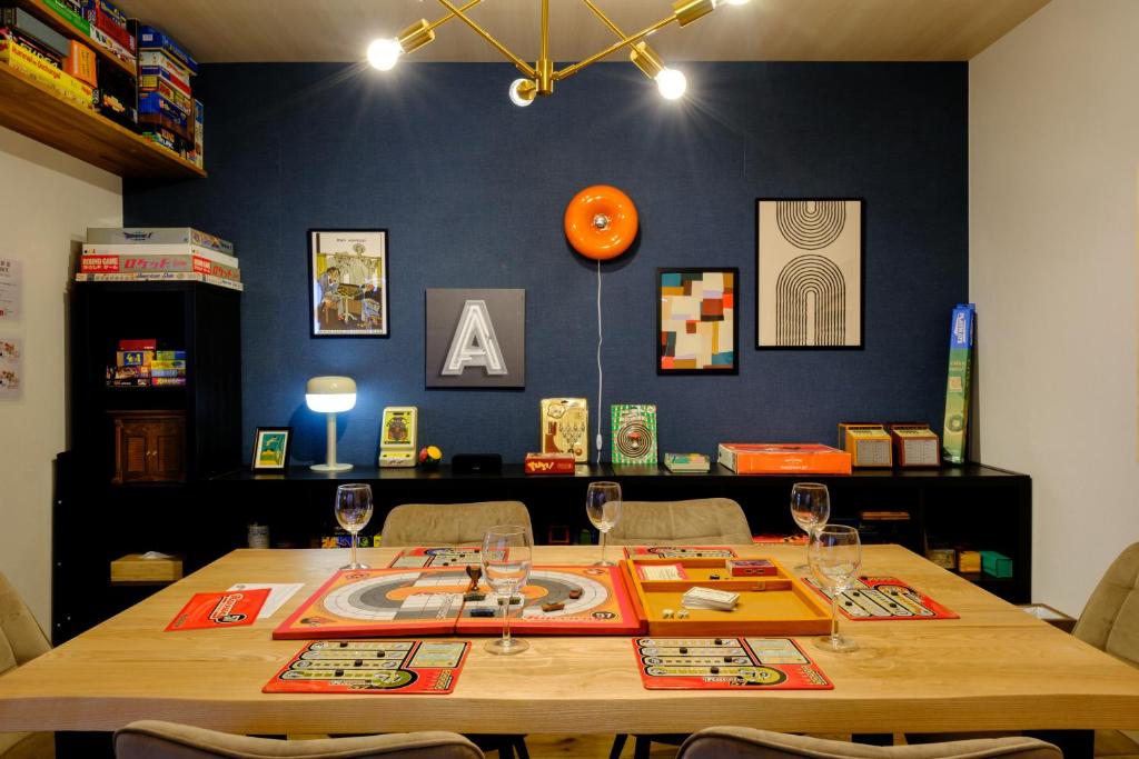 ein Esszimmer mit einem Tisch und Stühlen in der Unterkunft Board Game House Tokyo in Tokio