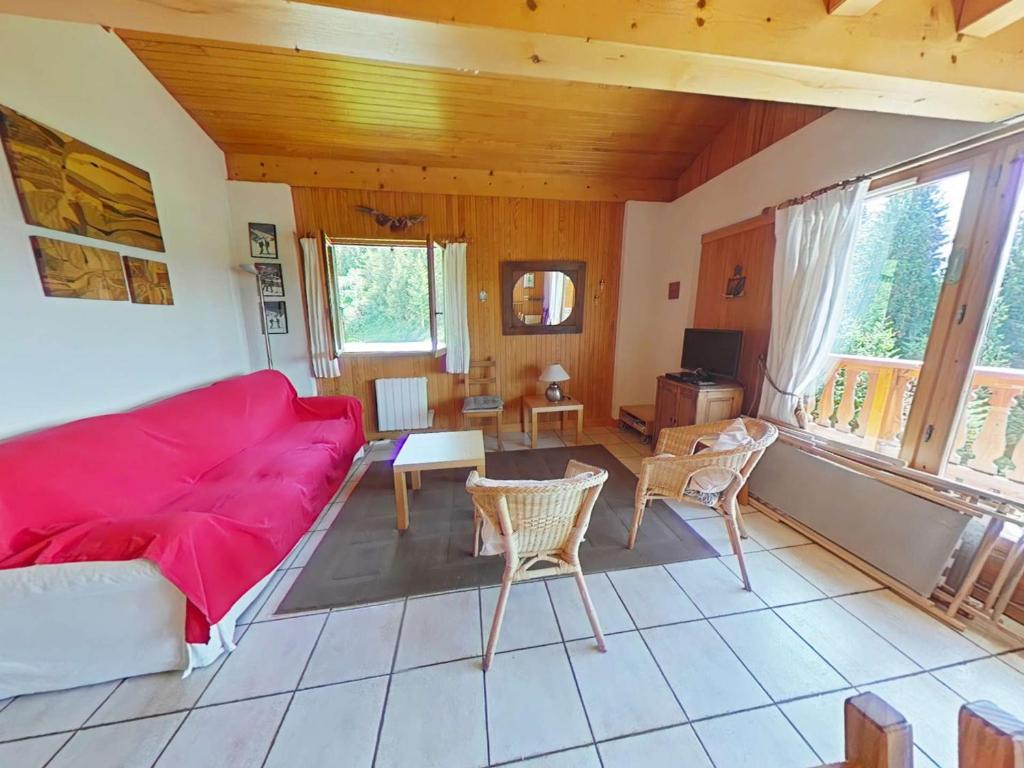 - un salon avec un canapé et des fauteuils rouges dans l'établissement Spacieux Duplex avec Balcon aux Saisies, 4 Chambres, 8 Personnes, Garage Inclus - FR-1-594-328, à Hauteluce