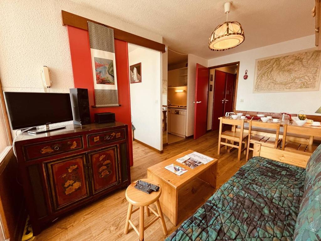 un salon avec une télévision et une salle à manger dans l'établissement Vallandry - Bel Apt 2 Pièces, 5 Pers, Accès Direct Pistes - FR-1-757-114, à Landry
