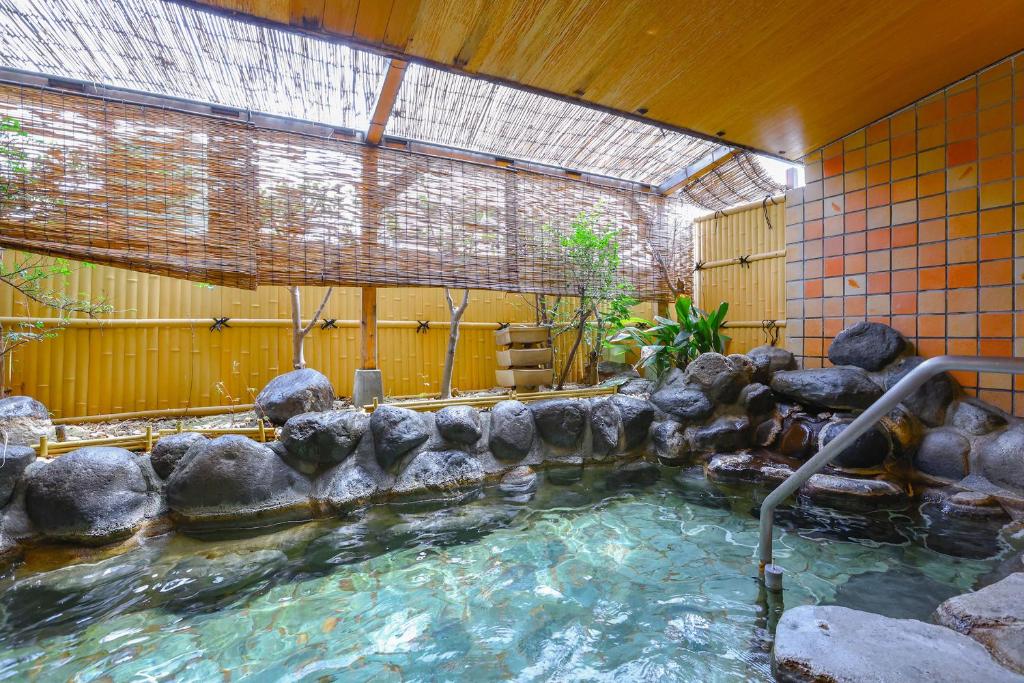 Bazén v ubytování Ooedo Onsen Monogatari Premium Atami nebo v jeho okolí
