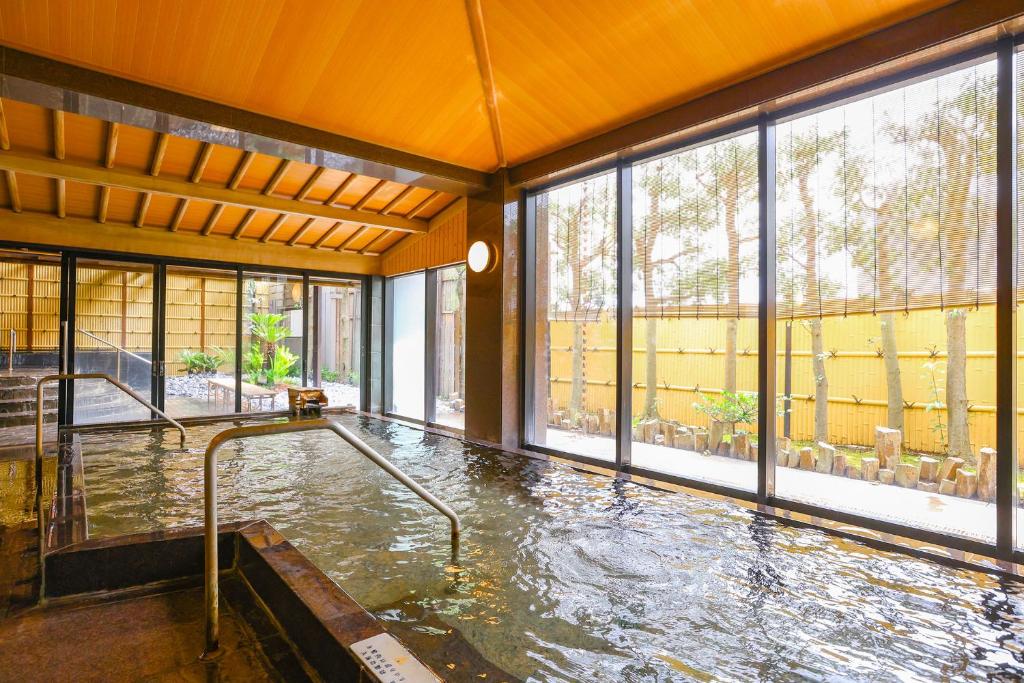 Bazén v ubytování Ooedo Onsen Monogatari Premium Atami nebo v jeho okolí