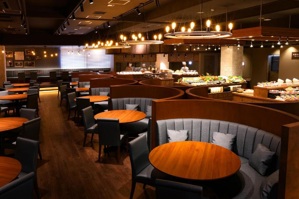 Restaurace v ubytování Ooedo Onsen Monogatari Premium Atami