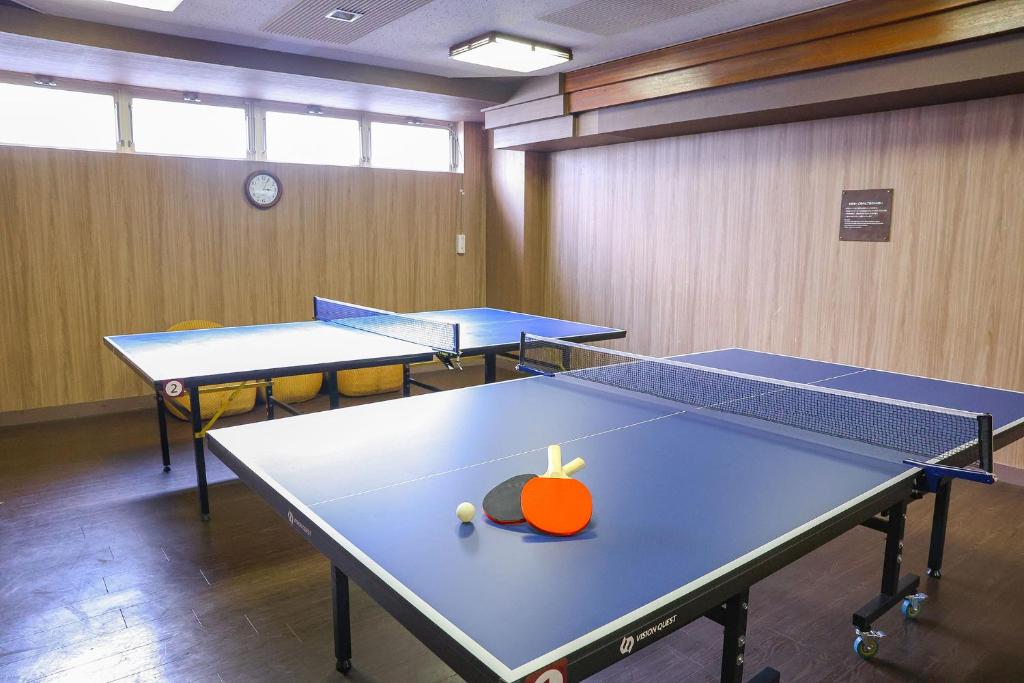 Stolní tenis v ubytování Ooedo Onsen Monogatari Premium Atami nebo okolí