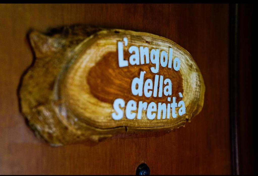 a banana with writing on it on a table at Recanto da Serenidade in Campos do Jordão