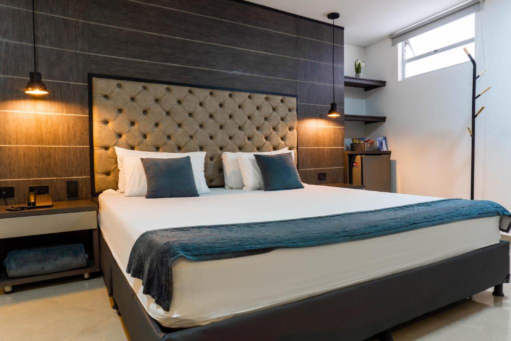 Postel nebo postele na pokoji v ubytování Hotel California City