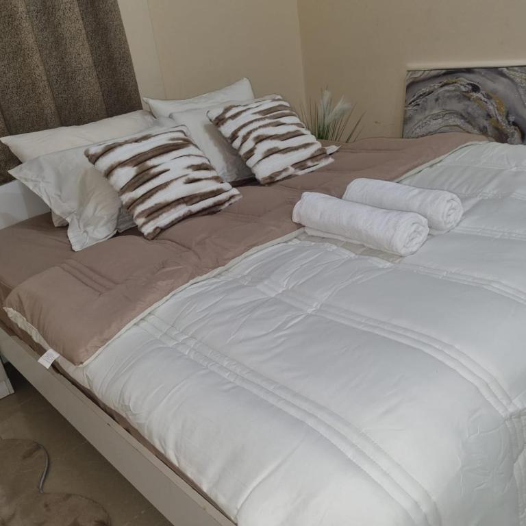 Postel nebo postele na pokoji v ubytování Stylish Stay Free Wi-Fi, Kitchen, Near Mussafah & Abu Dhabi City