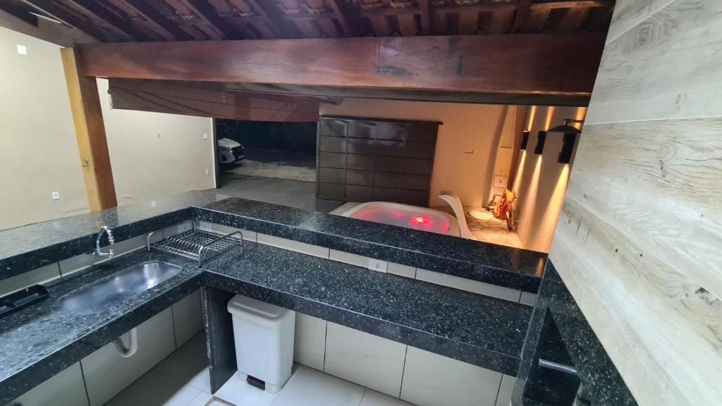 uma vista superior de uma cozinha com um lavatório em Area de Lazer L&J 2 em Barretos