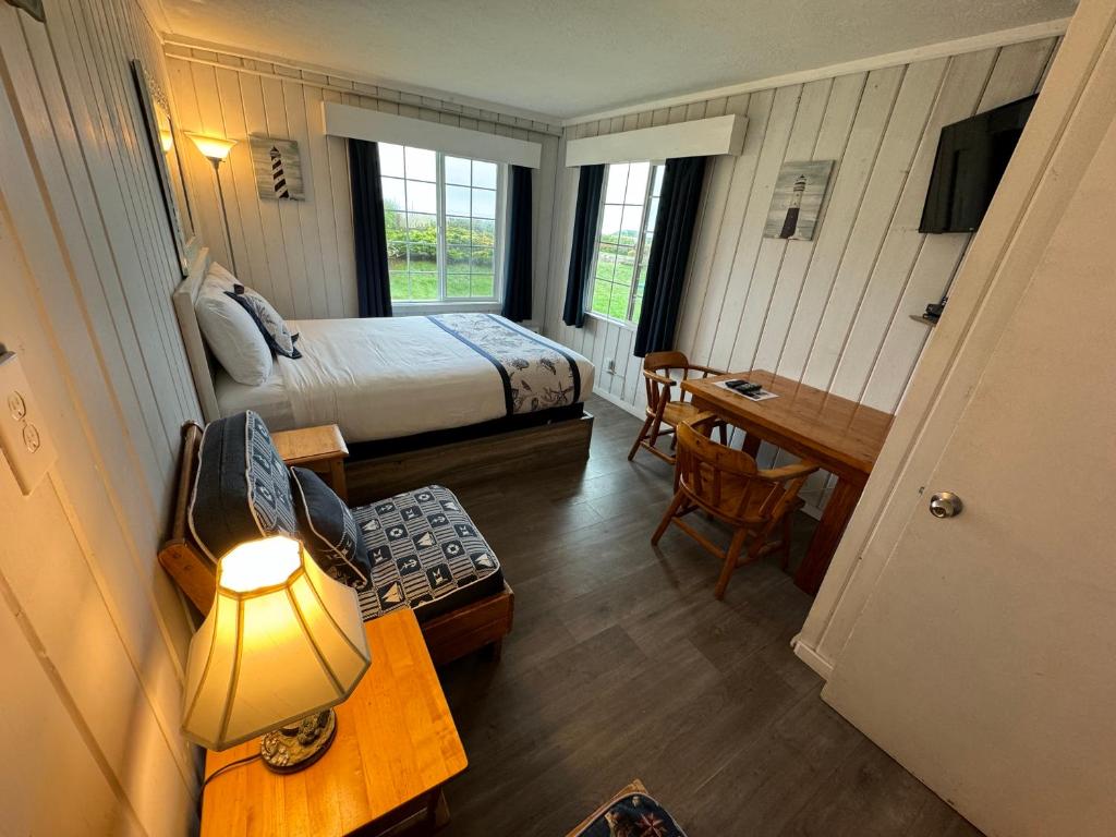 Postel nebo postele na pokoji v ubytování Tillicum Beach Motel - Formerly Deane's Oceanfront Lodge