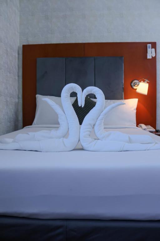 Postel nebo postele na pokoji v ubytování BOONMAX Hotel