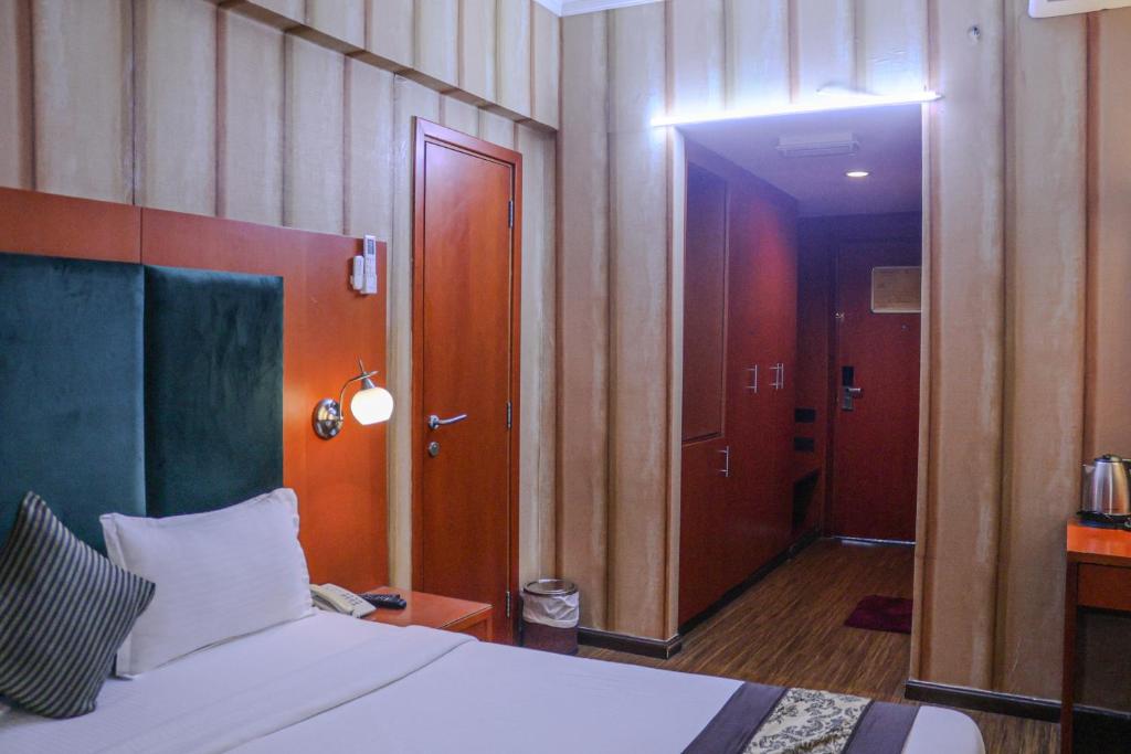 Postel nebo postele na pokoji v ubytování BOONMAX Hotel