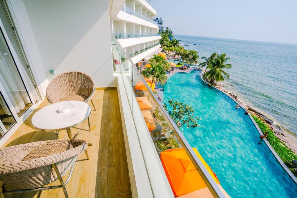 uma varanda com vista para o oceano e uma piscina em Seashells Phu Quoc Hotel & Spa em Duong Dong